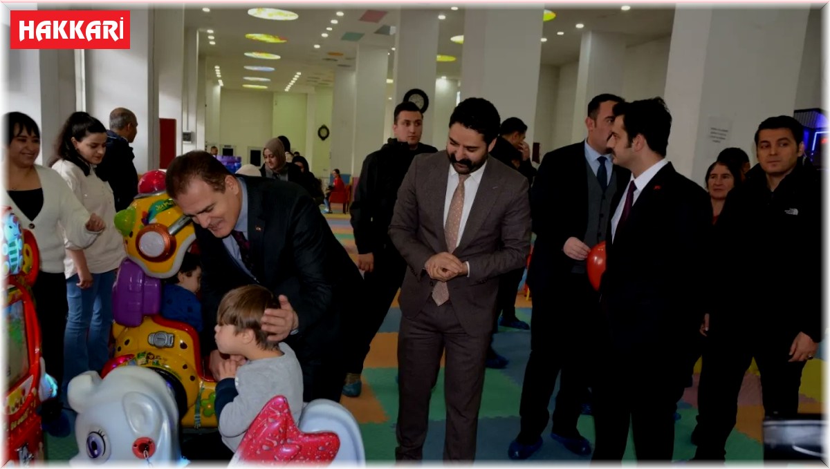 Vali Akbıyık, çocuk oyun merkezini ziyaret etti