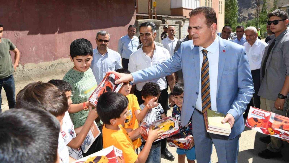 Vali Akbıyık, çocukları okumaya teşvik etmeye devam ediyor