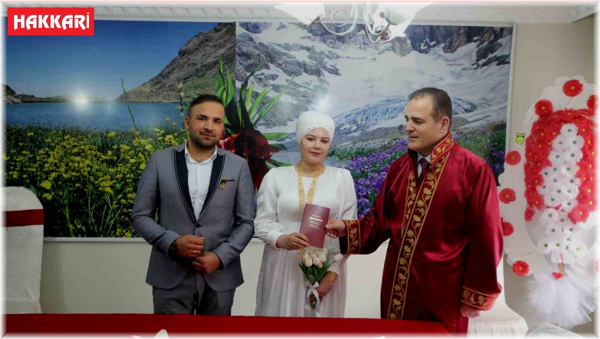 Vali Akbıyık depremzede çiftin nikahını kıydı