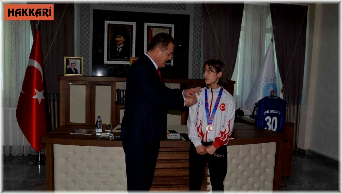 Vali Akbıyık, dünya üçüncüsü Abi'yi kabul etti