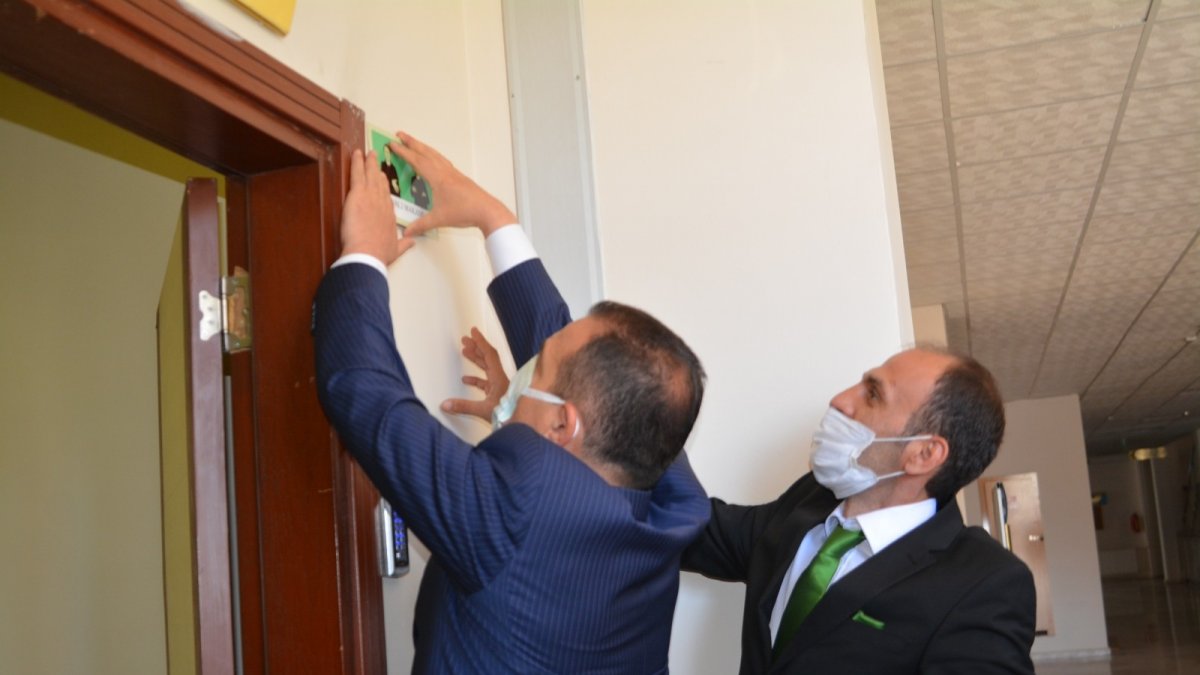 Vali Akbıyık, engelli yönlendirme levhaları astı