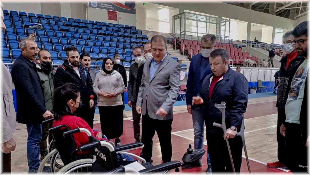 Vali Akbıyık, engellilerin maçını izledi