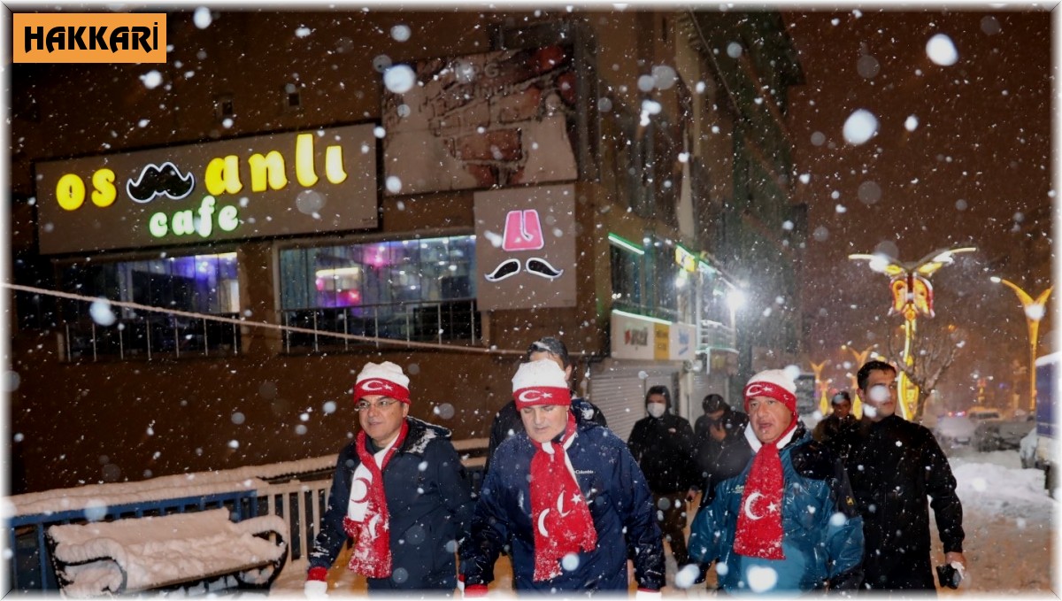 Vali Akbıyık, gece yarısı kar altında esnafı ziyaret etti