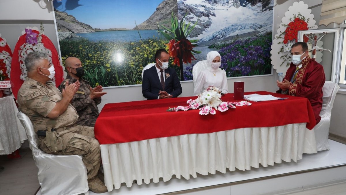 Vali Akbıyık genç çiftin nikahını kıydı