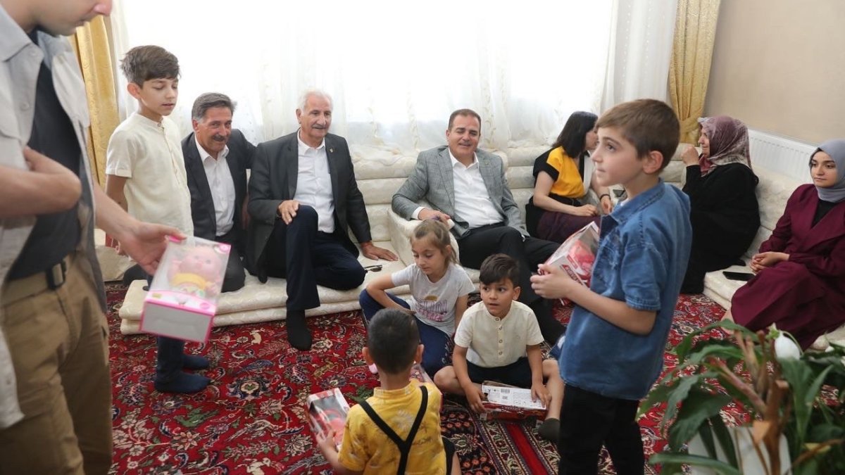 Vali Akbıyık, kanat önderi Yoldaş'ın evine misafir oldu