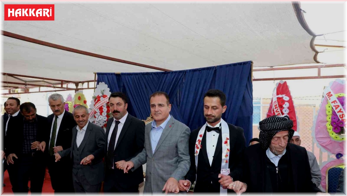 Vali Akbıyık, Kaya ailesinin düğün töreninde halay çekti