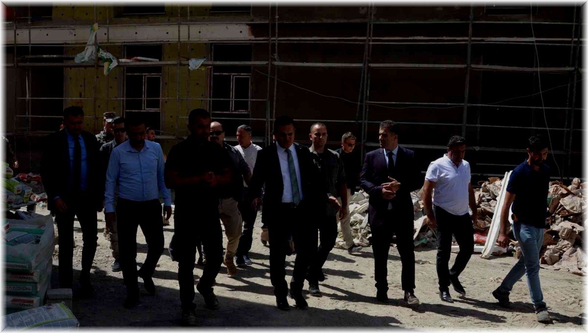 Vali Akbıyık, KYK inşaatında incelemelerde bulundu