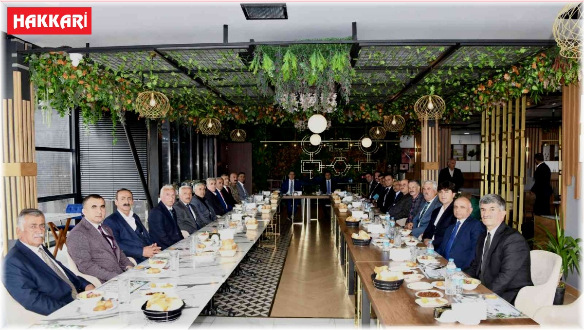 Vali Akbıyık, muhtarlarla yemekte bir araya geldi