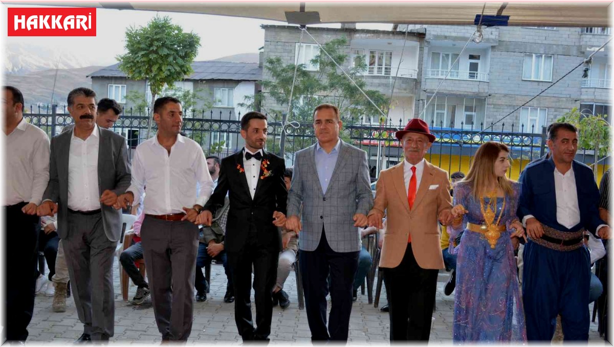 Vali Akbıyık, Öztunç ailesinin düğün töreninde halay çekti