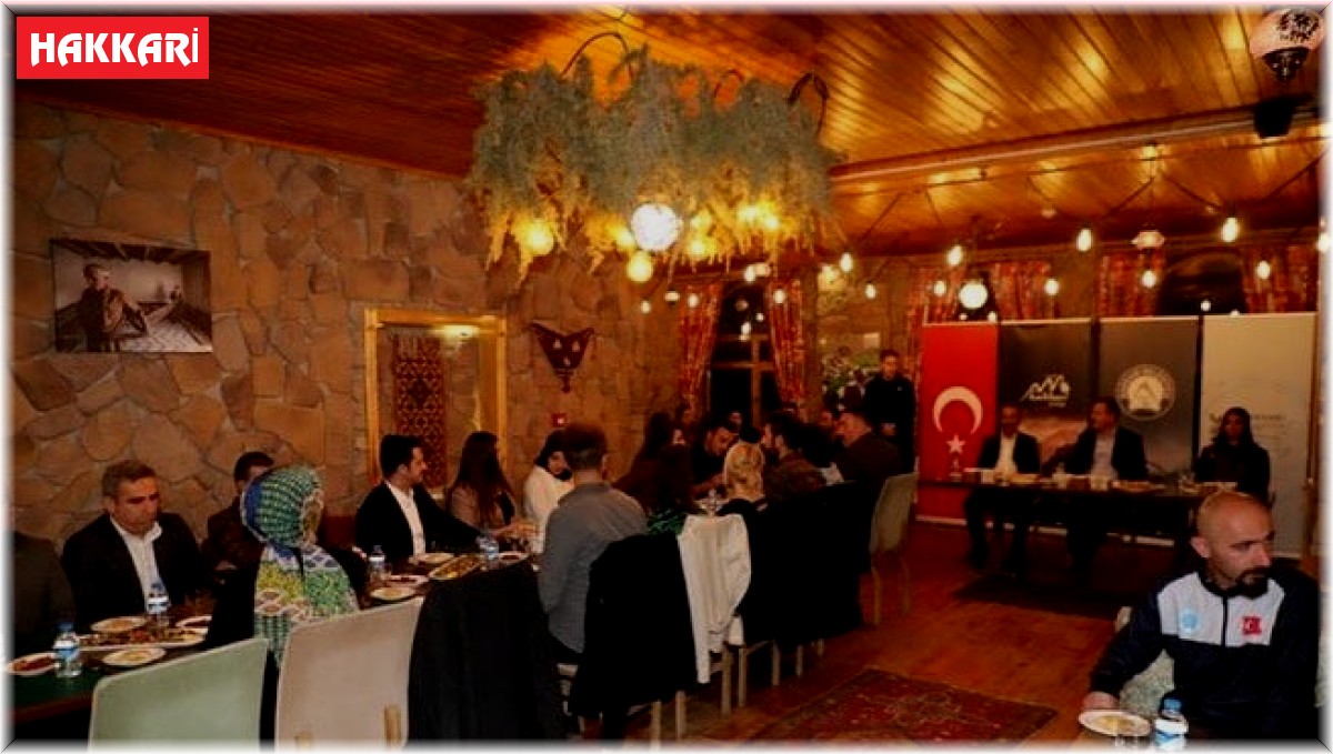 Vali Akbıyık, sanat topluluğuyla bir araya geldi