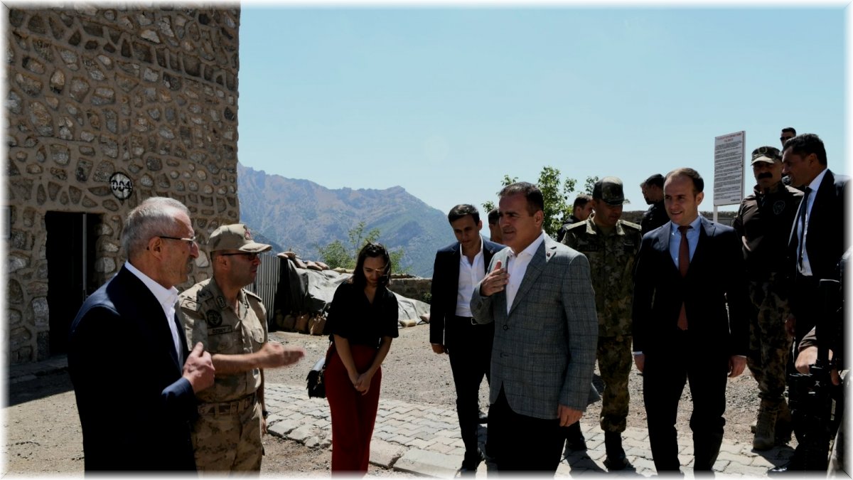 Vali Akbıyık, sınırda kahramanları ziyaret etti