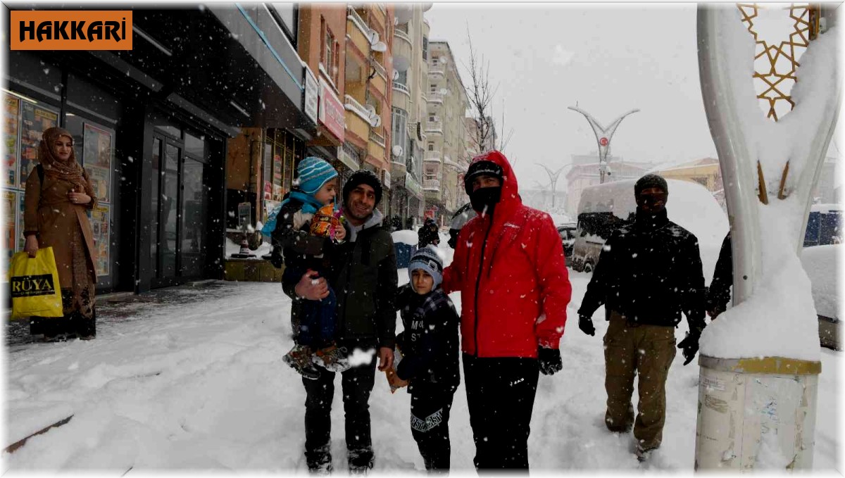 Vali Akbıyık'tan kar yağışı altında esnaf ziyareti