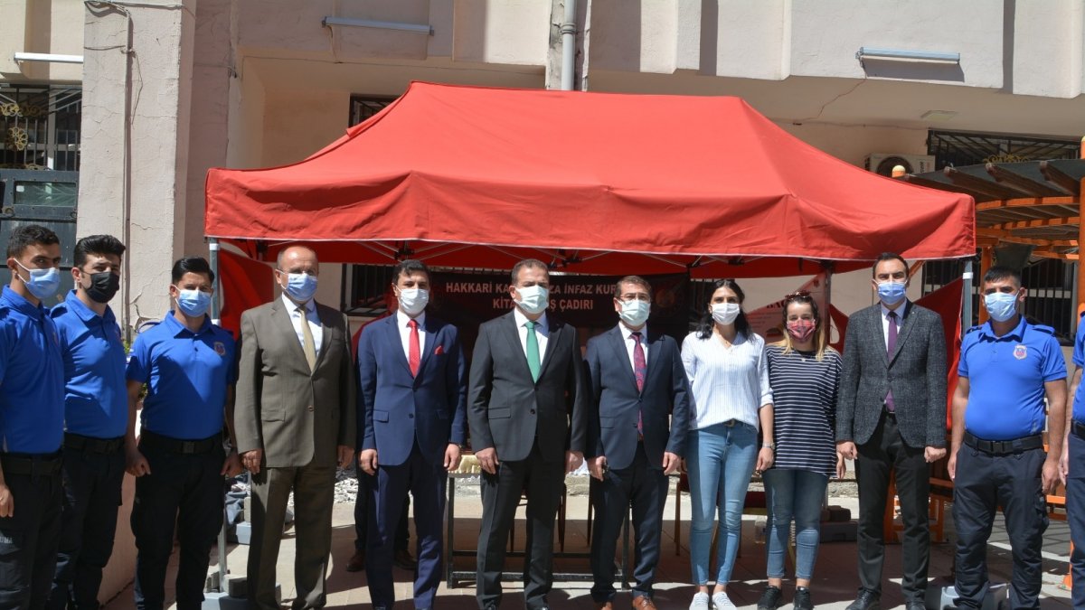 Vali Akbıyık'tan mahkmlar için kitap bağışı