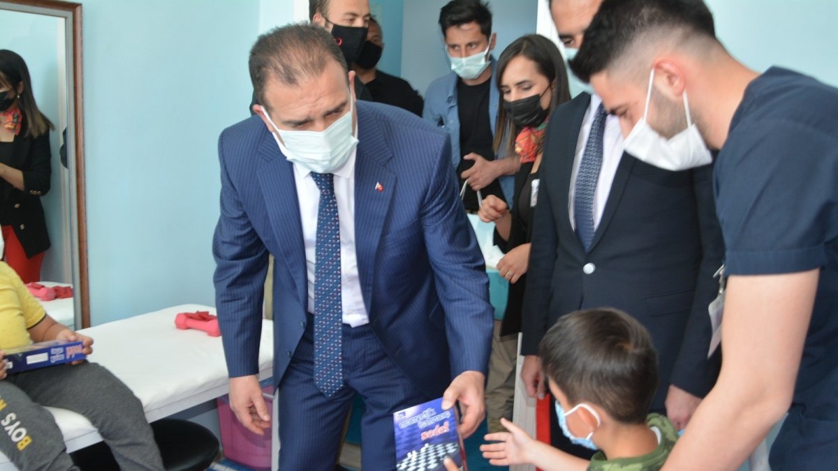 Vali Akbıyık'tan rehabilitasyon merkezine ziyaret