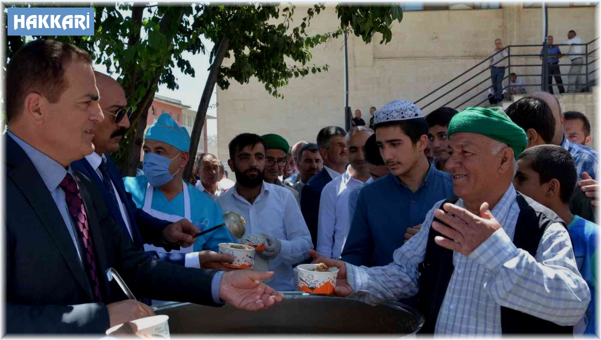 Vali Akbıyık'tan vatandaşlara aşure ikramı