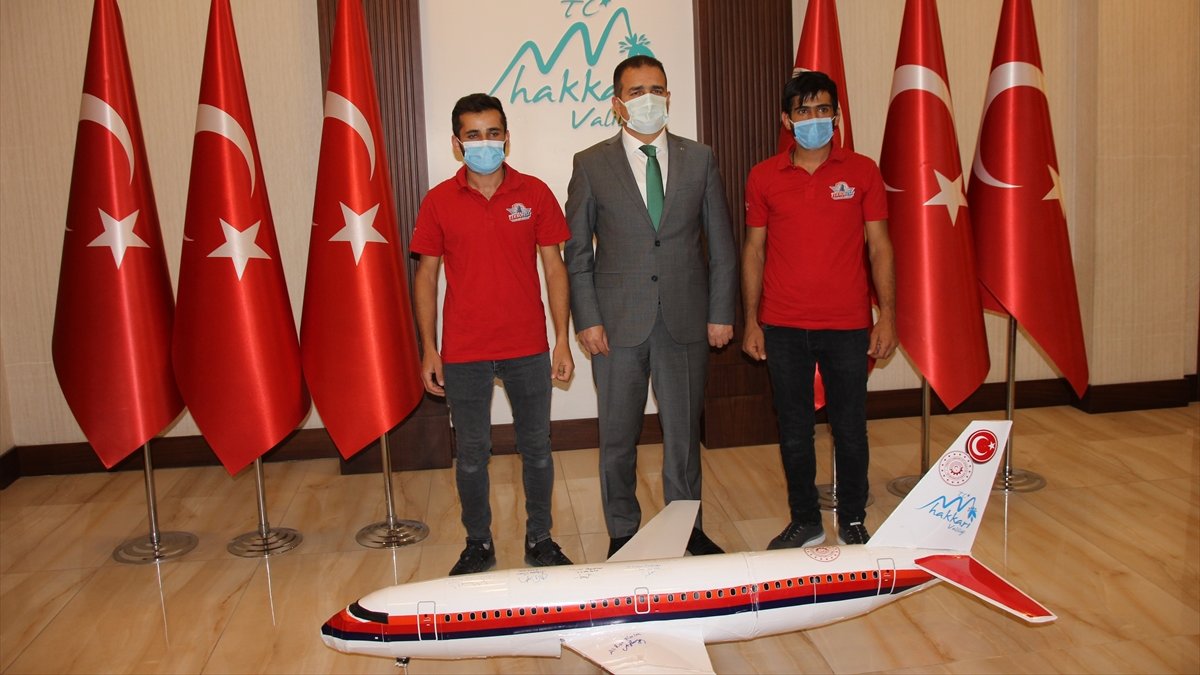 Vali Akbıyık TEKNOFES'te katılan Tatlı'yı ödüllendirdi