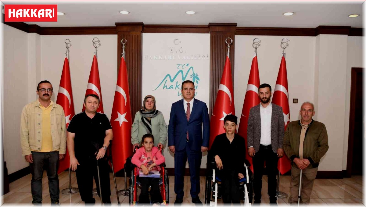 Vali Akbıyık' ten engellilere tekerlekli sandalye desteği