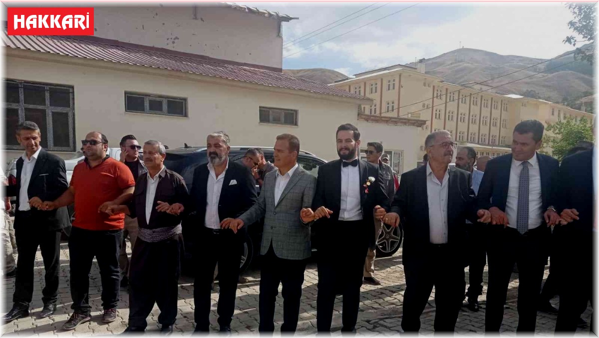 Vali Akbıyık, Ümit ailesinin düğün töreninde halay çekti