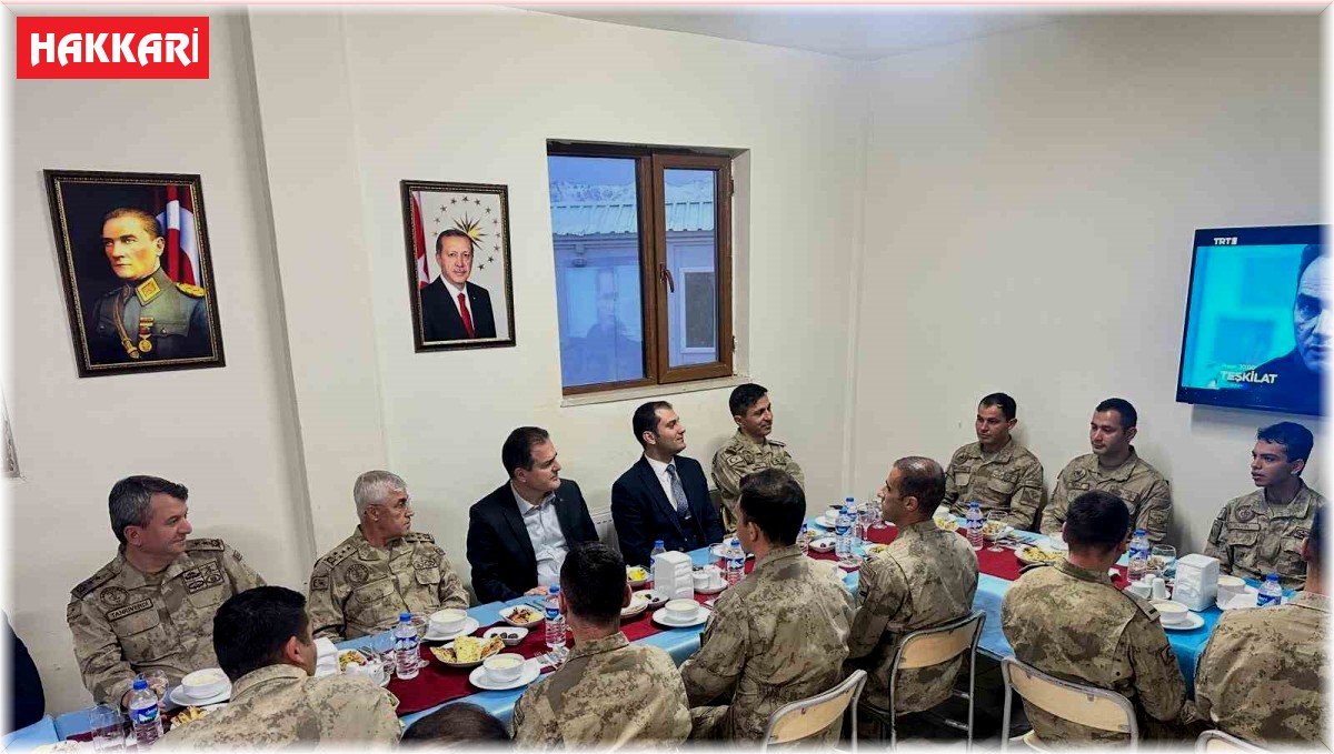 Vali Akbıyık ve Jandarma Genel Komutanı Orgeneral Çetin iftarını Mehmetçikle açtı