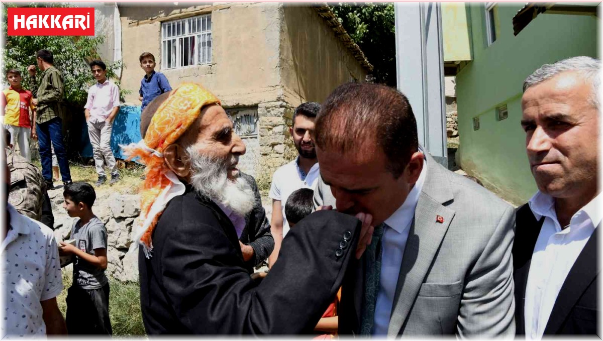 Vali Akbıyık, yaşlıların ellerini öpüp taleplerini dinledi