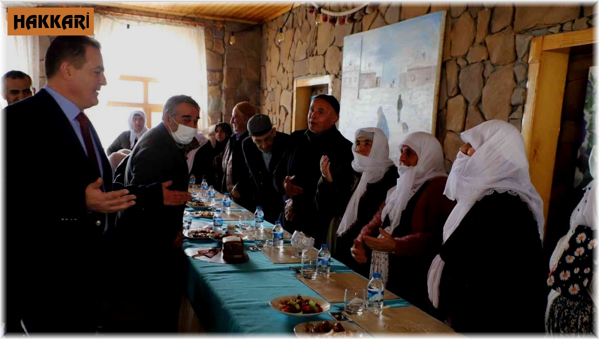 Vali Akbıyık yaşlılarla yemekte bir araya geldi