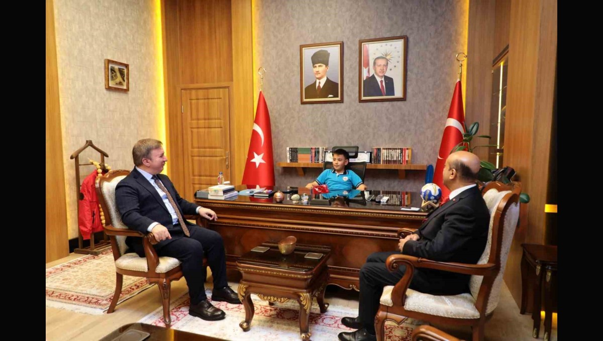 Vali Aydoğdu 23 Nisan'da makam koltuğunu çocuklara devretti