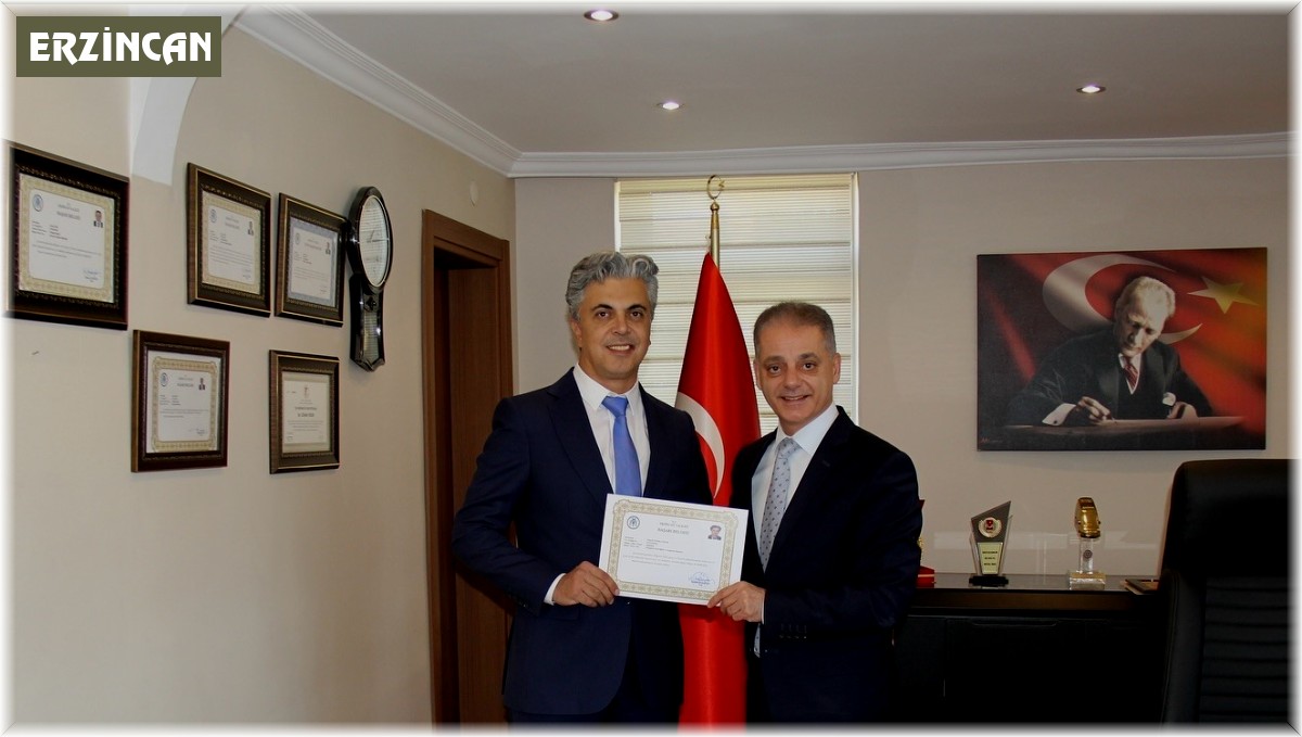 Vali Aydoğdu'dan Başhekim Kuyrukluyıldız'a başarı belgesi