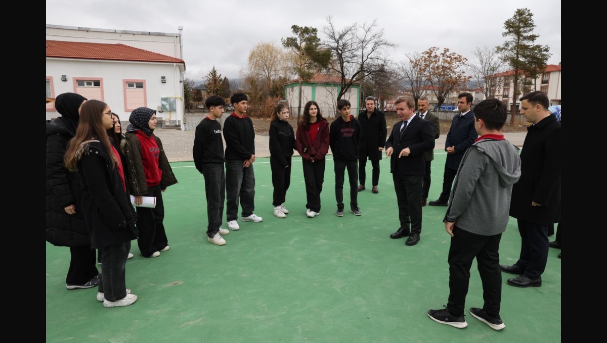Vali Aydoğdu, Erzincan Lisesi'nde kauçuk zeminli spor alanını inceledi