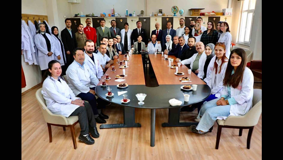 Vali Aydoğdu Gül-Celal Toraman Mesleki ve Teknik Anadolu Lisesi öğretmenleriyle bir araya geldi