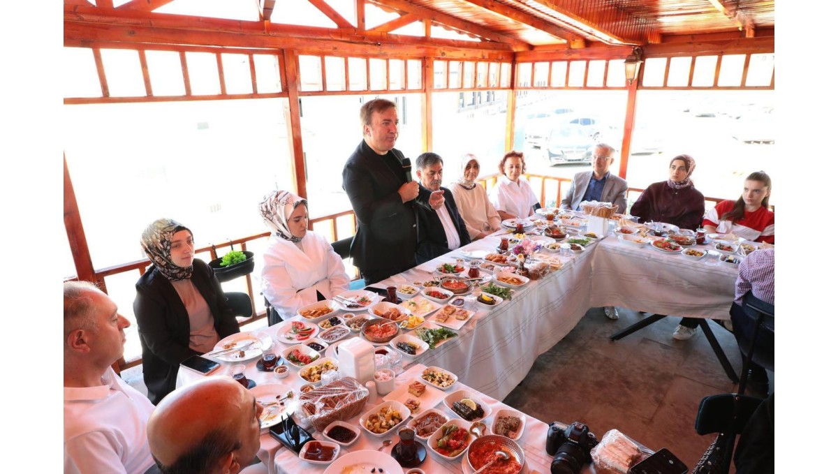 Vali Aydoğdu, Hünerli Eller Kadın Kooperatifi Kahvaltı Salonu'nda basın mensuplarıyla buluştu