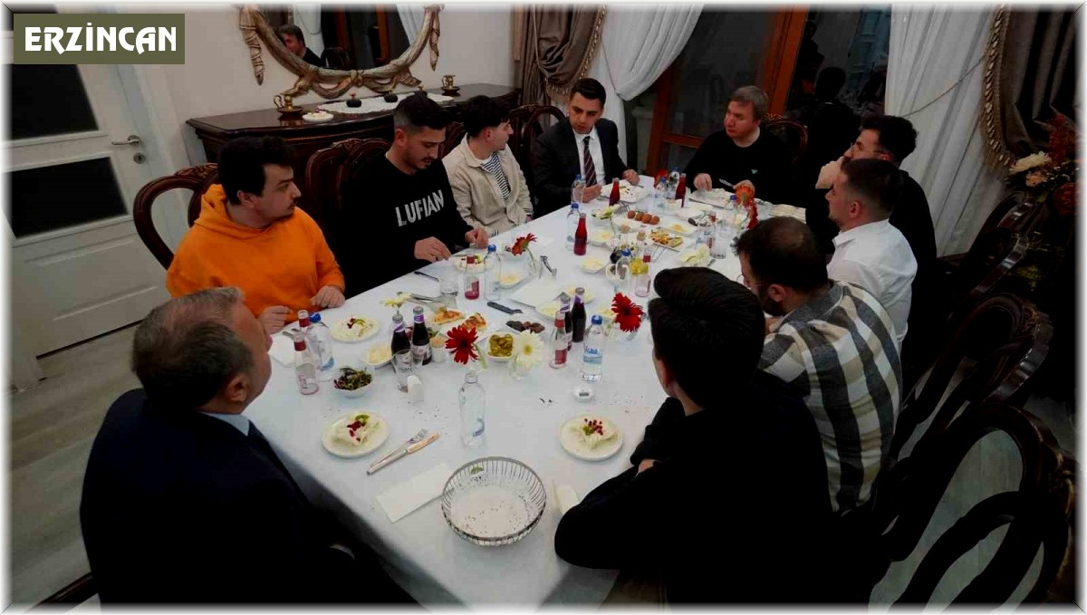 Vali Aydoğdu, iftarda öğrencileri evinde misafir etti