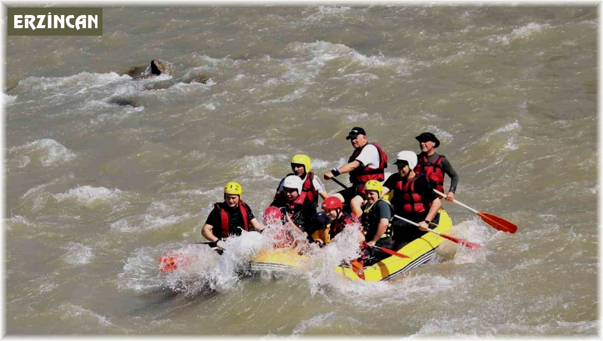 Vali Aydoğdu, Karasu Nehrinde rafting yaptı