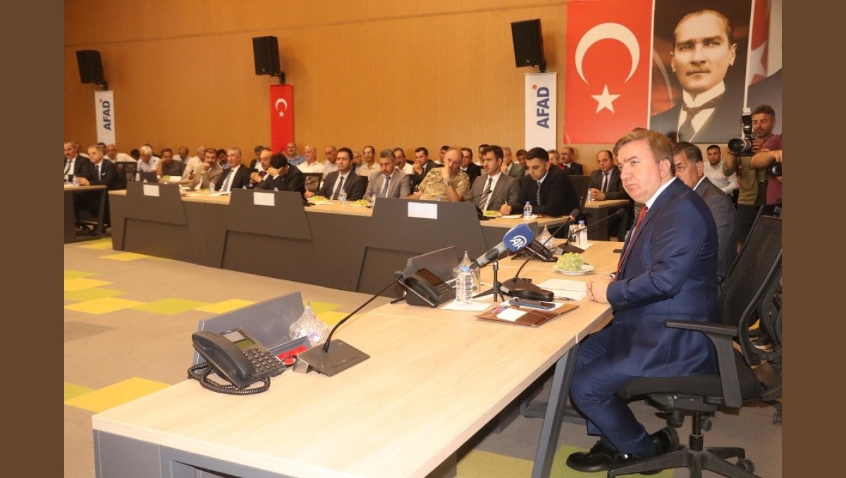 Vali Aydoğdu muhtarlarla toplantıda bir araya geldi