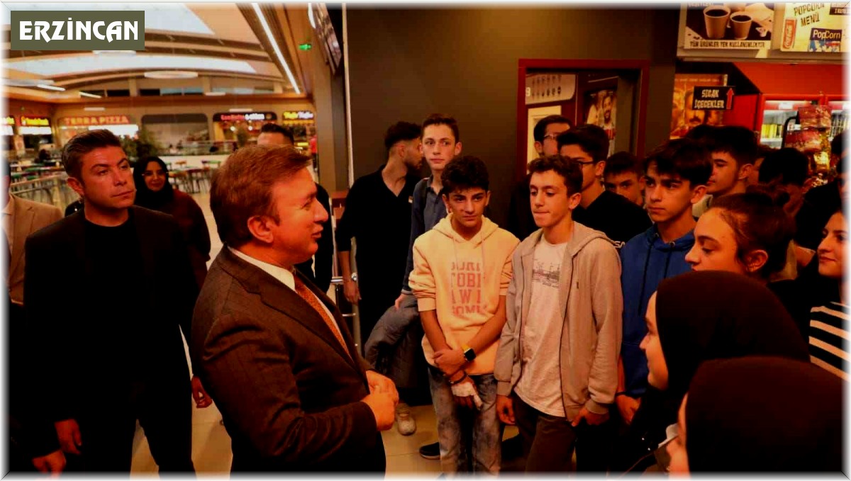 Vali Aydoğdu, öğrencilerle film izledi