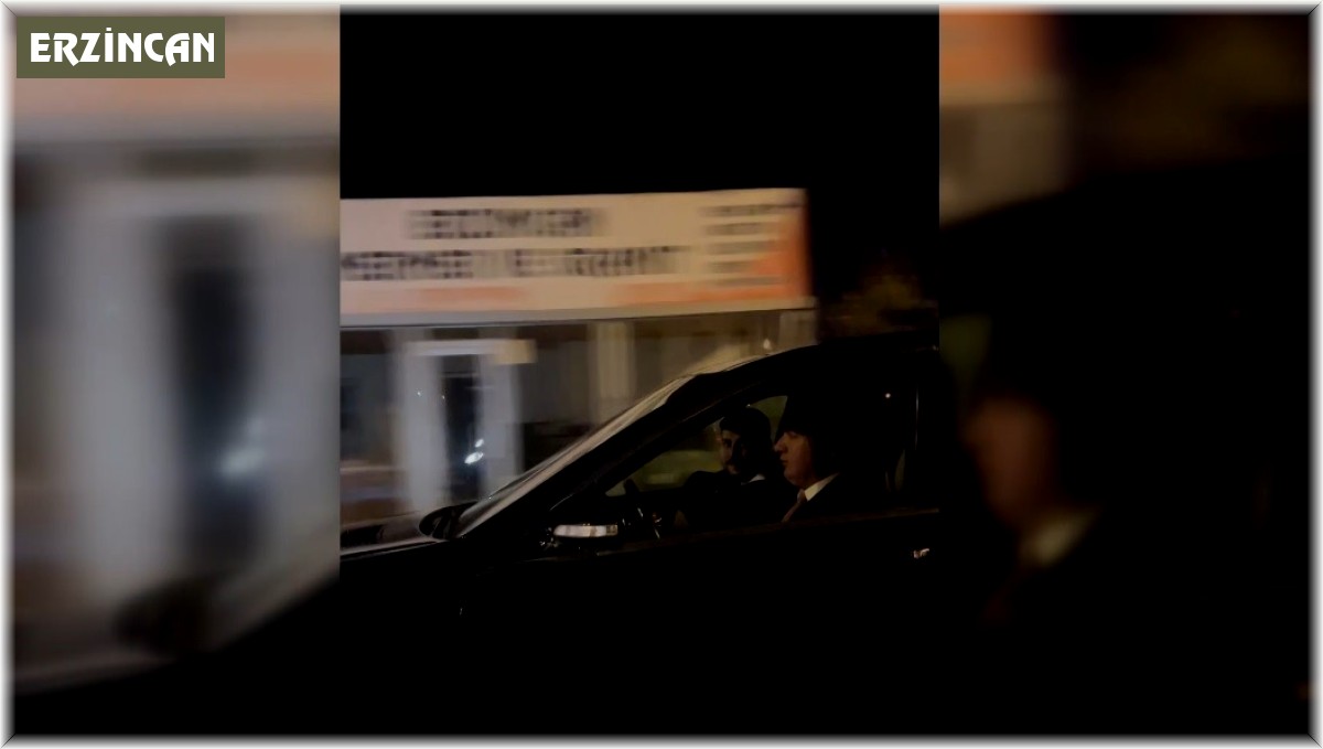 Vali Aydoğdu otobüs bekleyen üniversitelileri makam aracına aldı