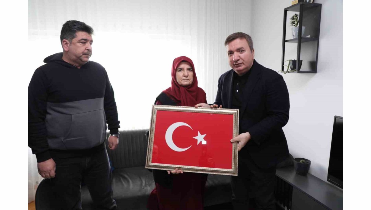 Vali Aydoğdu şehit ailesi ve hastanede yaşlı kadını ziyaret etti