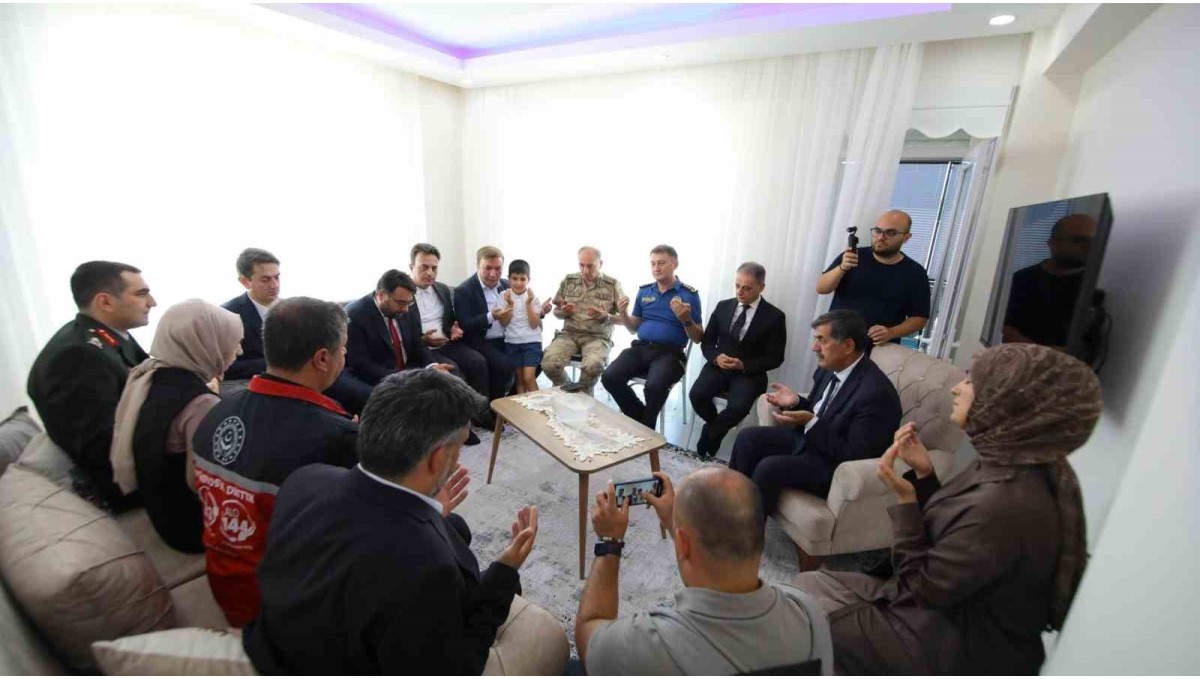 Vali Aydoğdu şehit ailesini ziyaret etti