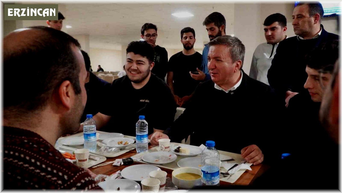 Vali Aydoğdu, yurtta kalan üniversite öğrencileriyle sahur yaptı