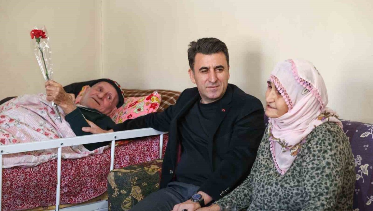 Vali Aygöl, kendisine patik hediye eden Hatun teyze ile bir araya geldi