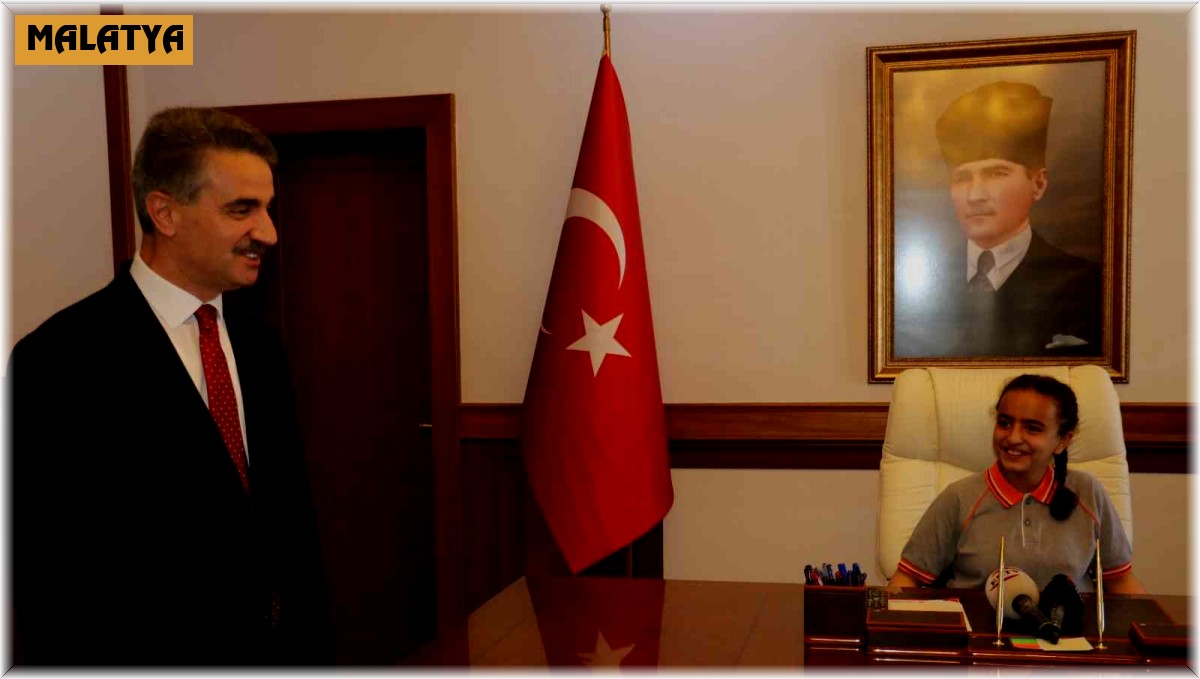 Vali Baruş, koltuğunu 4'inci sınıf öğrencisi Sude'ye devretti