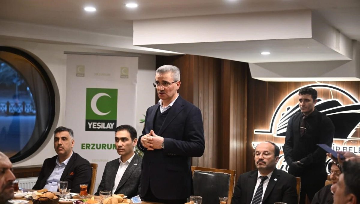 Vali Baruş, Yeşilay'ın iftar programına katıldı