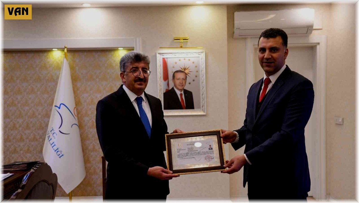 Vali Bilmez'den Kaymakam Savar'a başarı belgesi