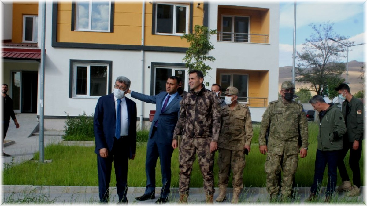 Vali Bilmez emniyet lojmanlarında incelemelerde bulundu
