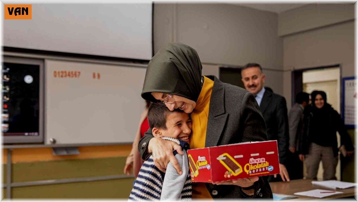 Vali Bilmez'in eşi, özel öğrencilerle bir araya geldi