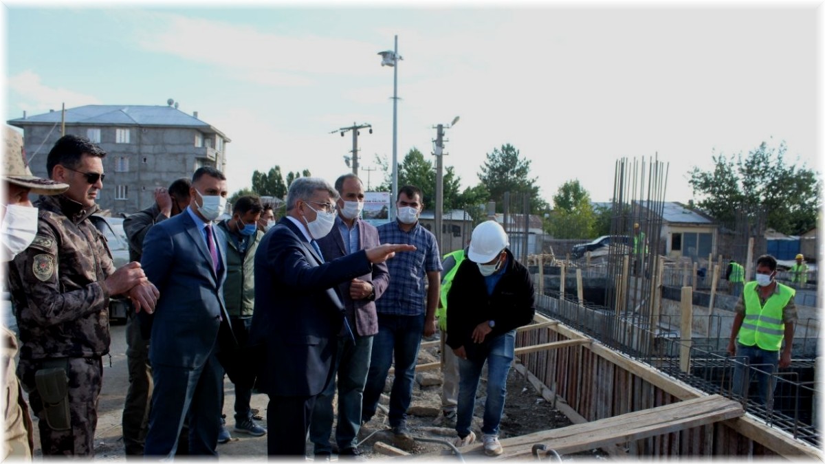 Vali Bilmez Muradiye'de tekstil fabrikasını inceledi