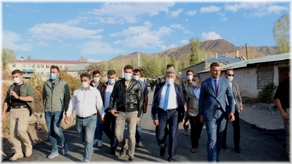 Vali Bilmez Muradiye'de yapımı devam eden yol çalışmalarını inceledi