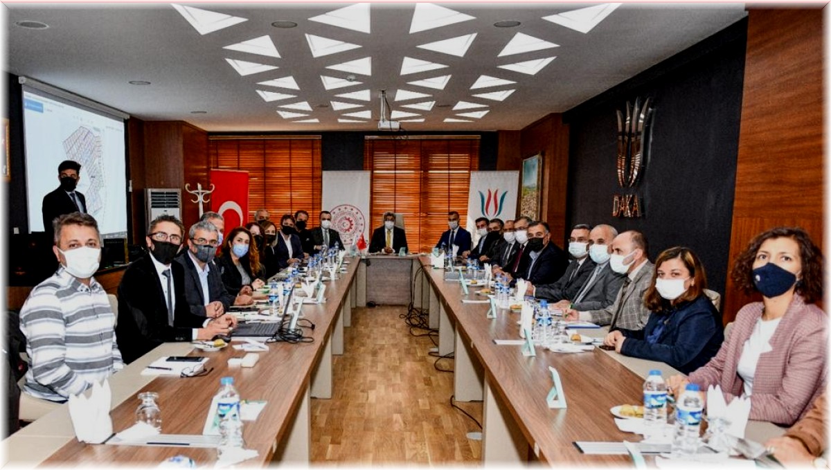 Vali Bilmez, tekstil yatırımcıları ile bir araya geldi