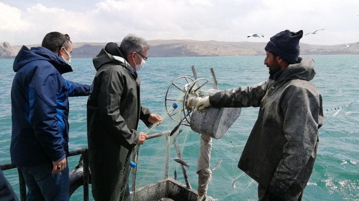 Vali Bilmez, yasak öncesi balıkçılar ile gölden son ağları çekti