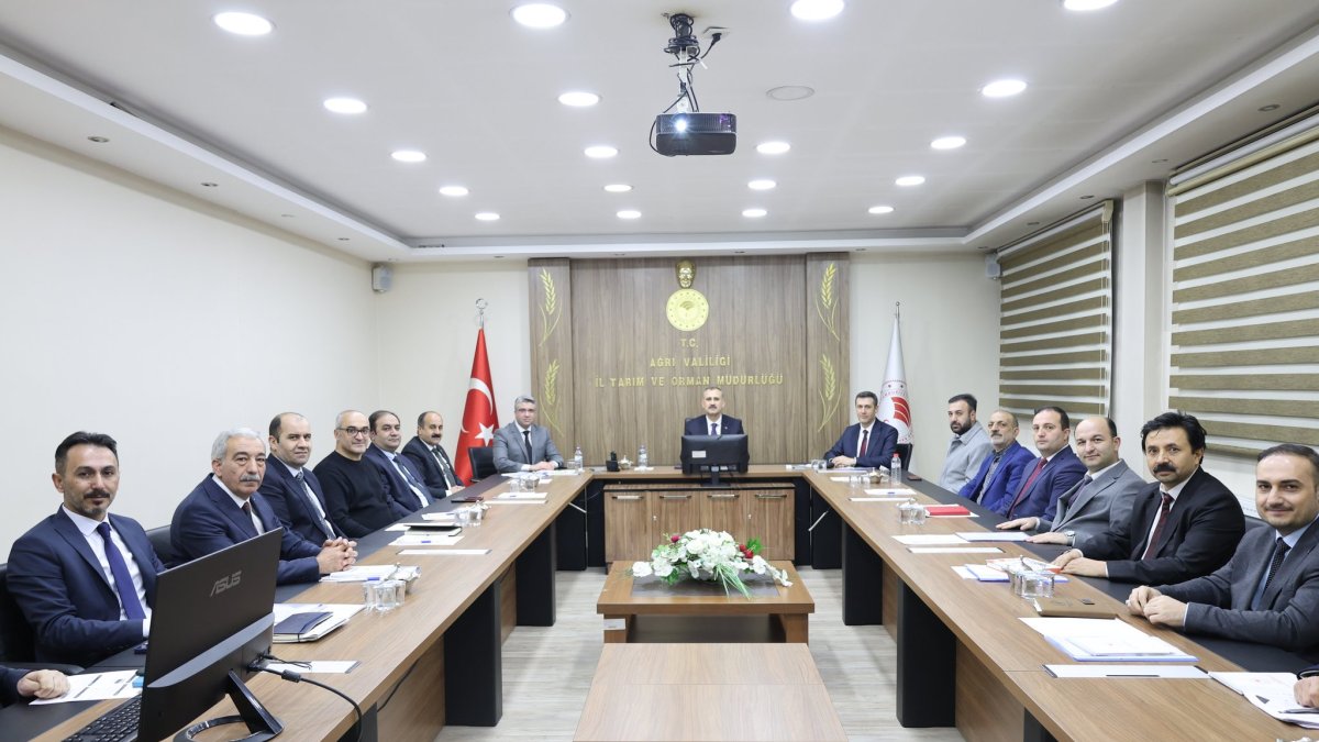 Vali Bozkurt, Ağrı tarımı için yol haritasını Tarım ve Orman Müdürlüğünde dinledi