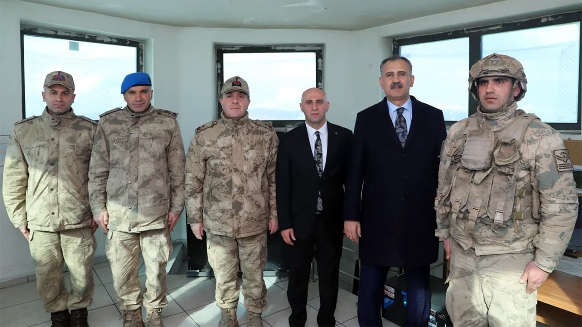 Vali Bozkurt, görev başındaki asker ve polisle bayramlaştı